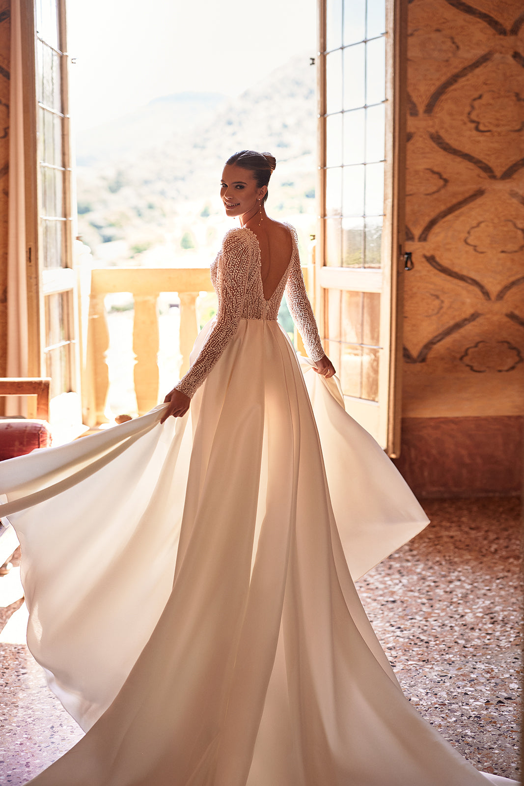 Robe de mariée Agnes, classique et épurée, DAMA Couture — vue de dos.