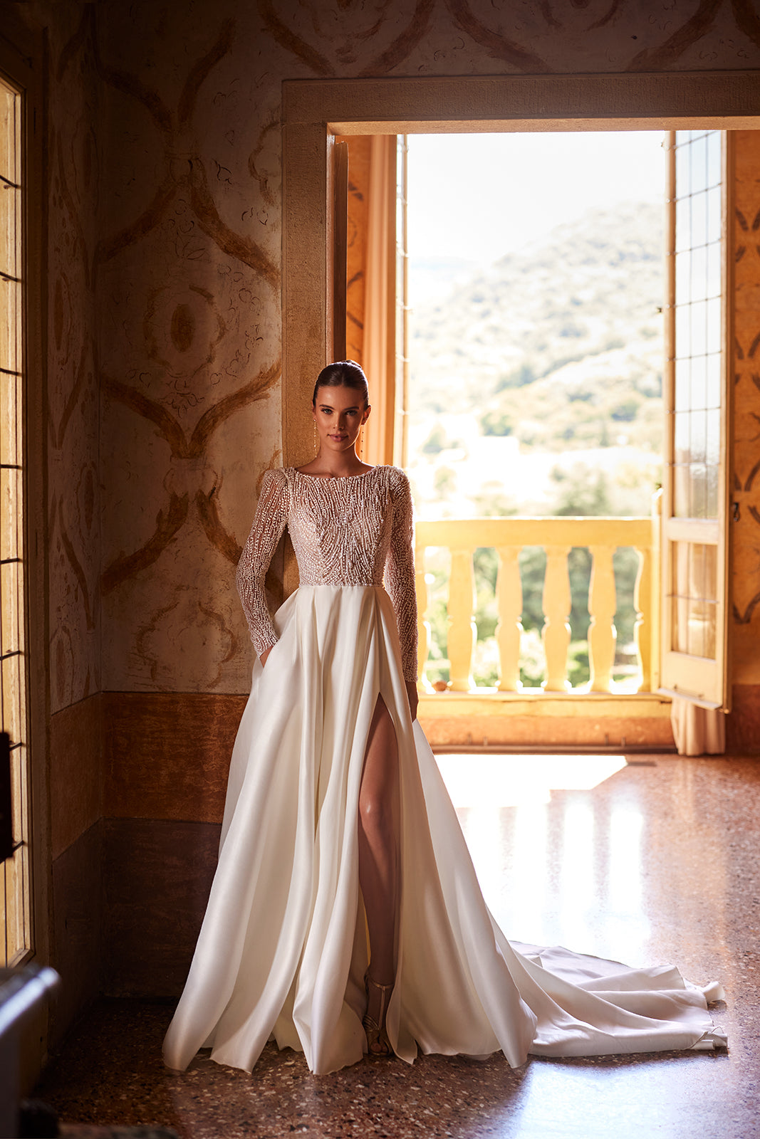 Robe de mariée Agnes, classique et épurée, DAMA Couture — photo en situation.