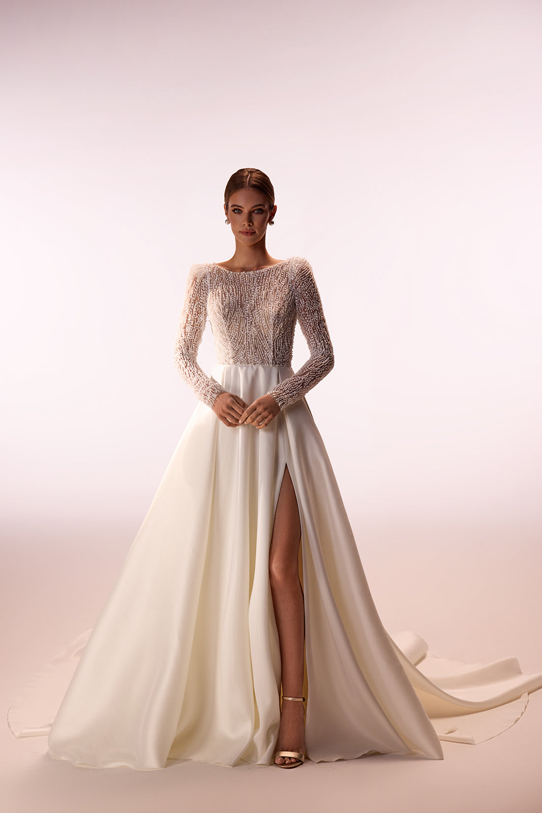 Robe de mariée Agnes, classique et épurée, DAMA Couture — vue de face.