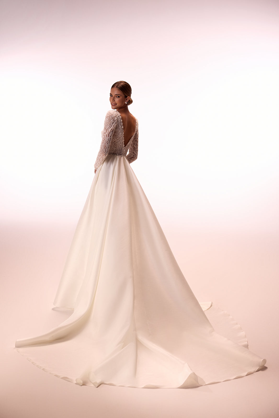 Robe de mariée Agnes, classique et épurée, DAMA Couture — photo en studio.