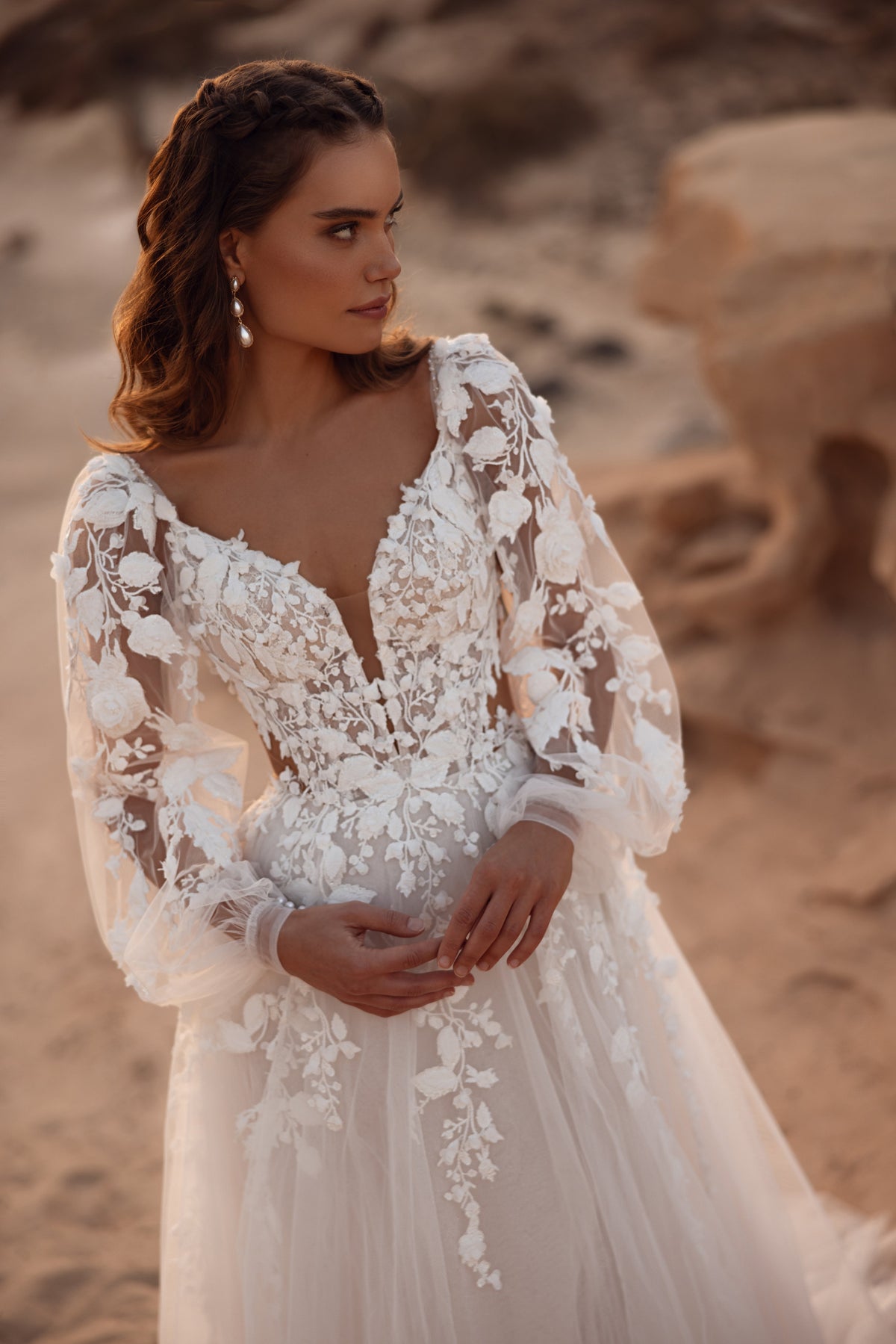 Alia, avec des manches bouffantes en dentelle.