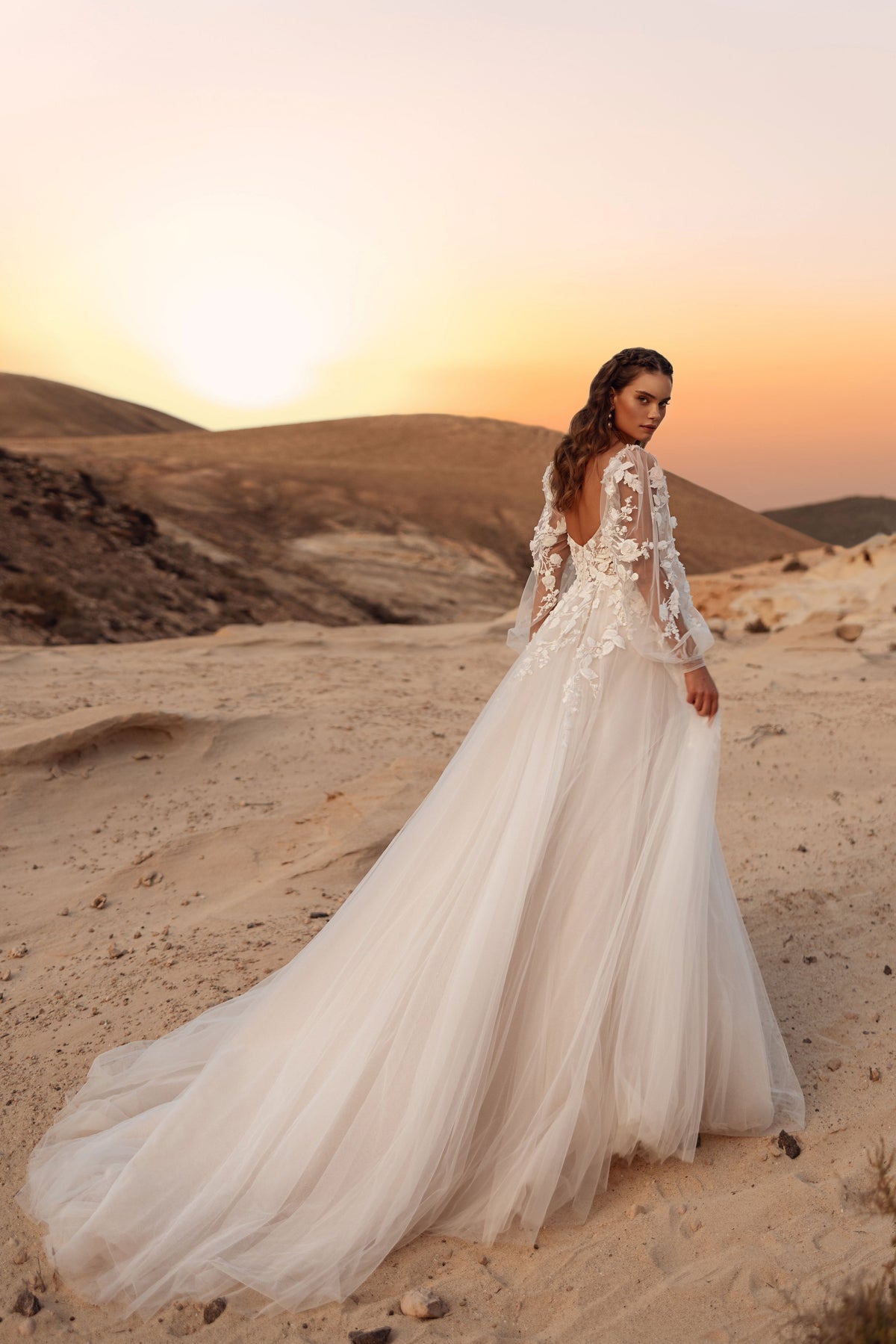 Vue de dos d’Alia, avec un corsage semi-transparent et une traîne souple en tulle.