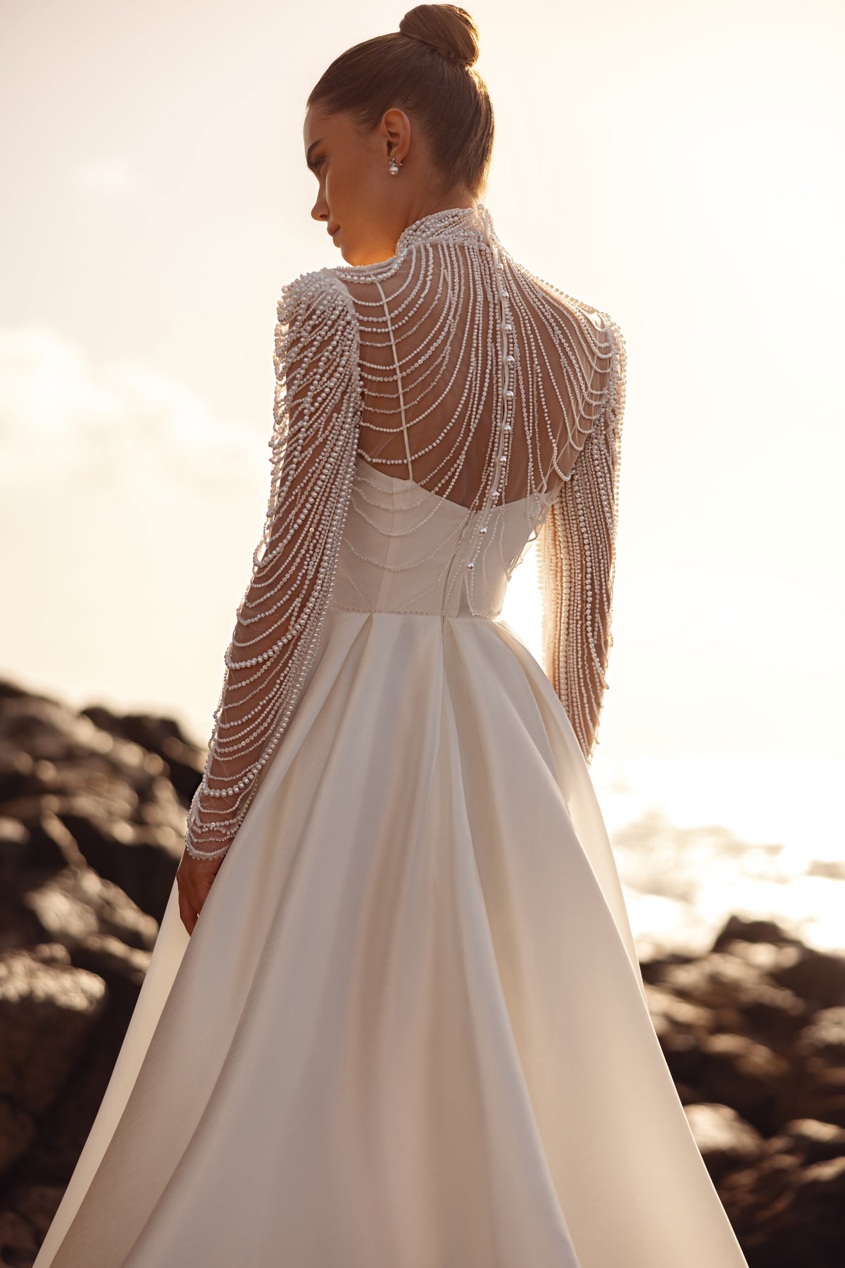 Gros plan sur le haut Alya, ses perles et la confection du corset.