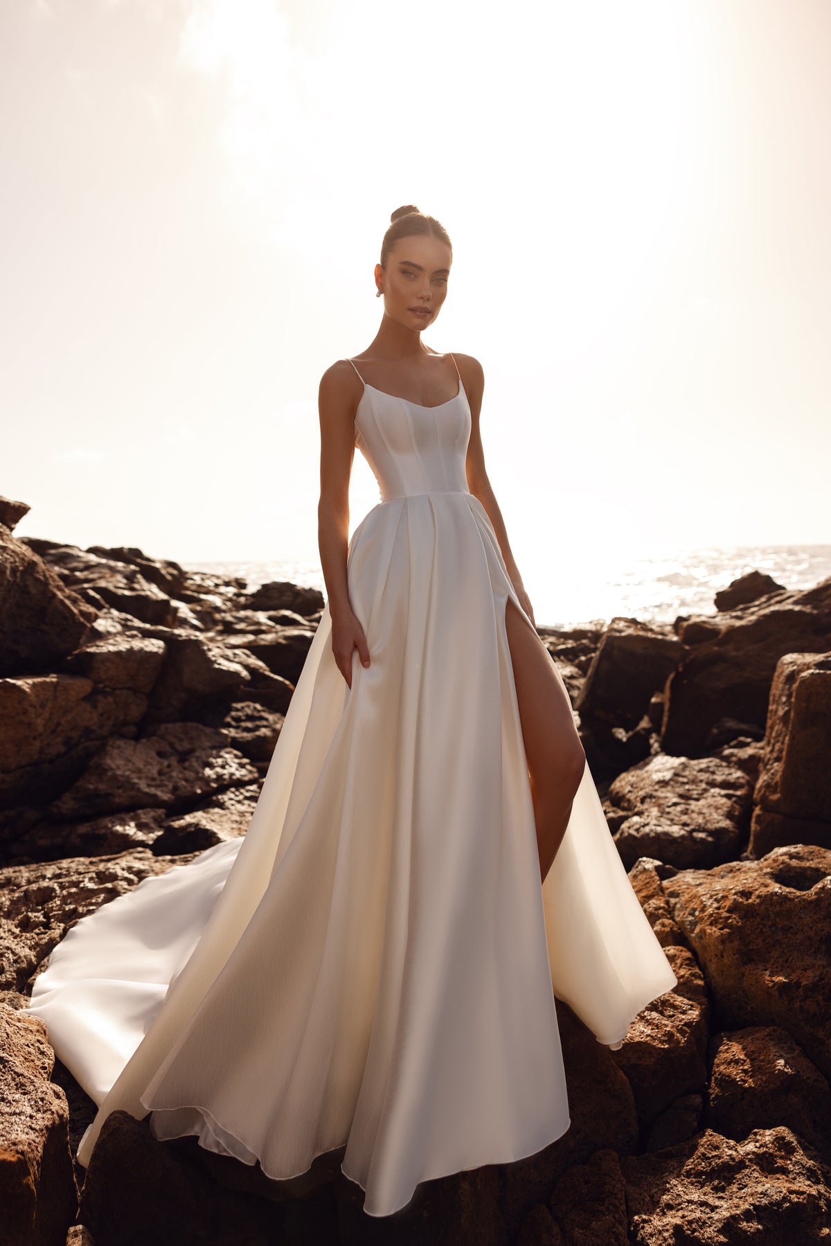 Robe de mariée Alya en satin mat, avec haut corseté et fines bretelles — vue de face, allure minimaliste.