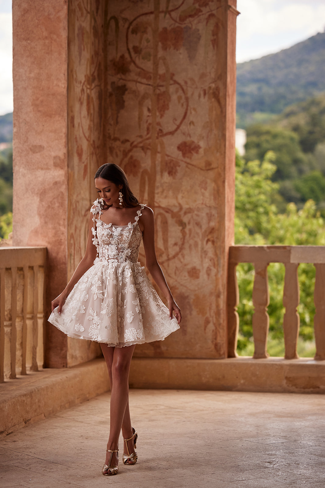 Robe de mariée courte Amanda avec dentelle, DAMA Couture — vue en pied.