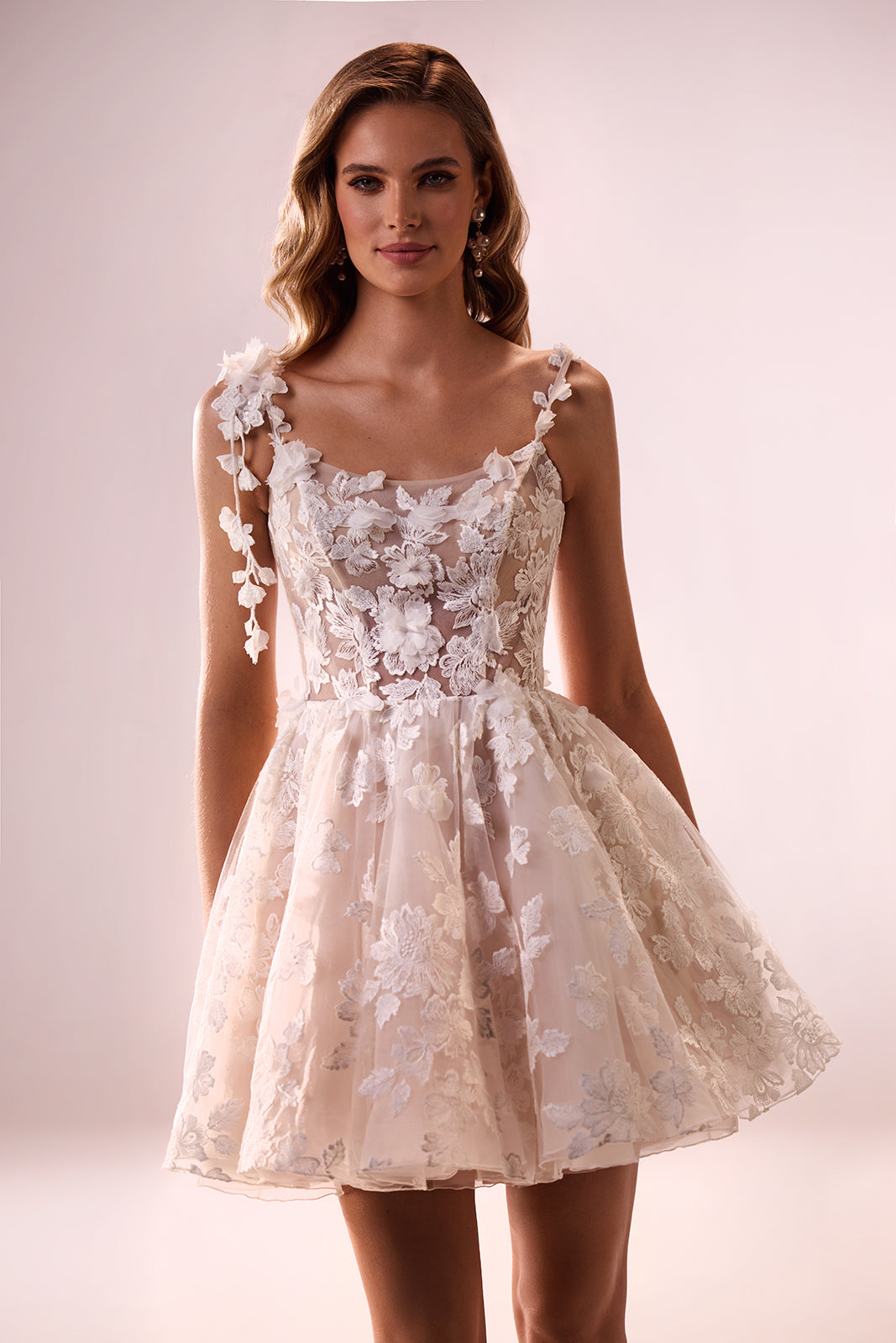 Robe de mariée courte Amanda avec dentelle, DAMA Couture — photo en studio.
