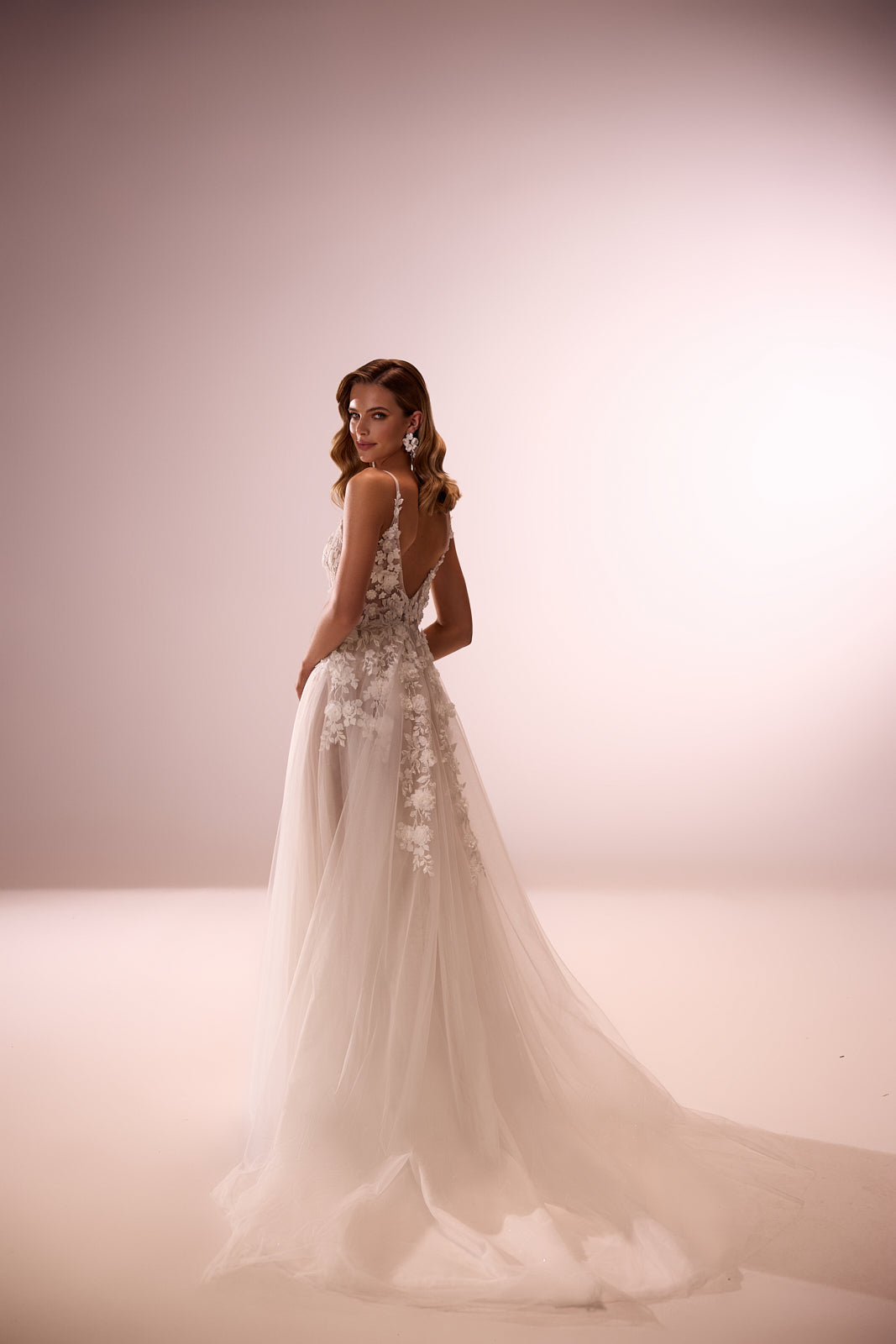 Robe de mariée Amaya, DAMA Couture — vue de dos en studio.