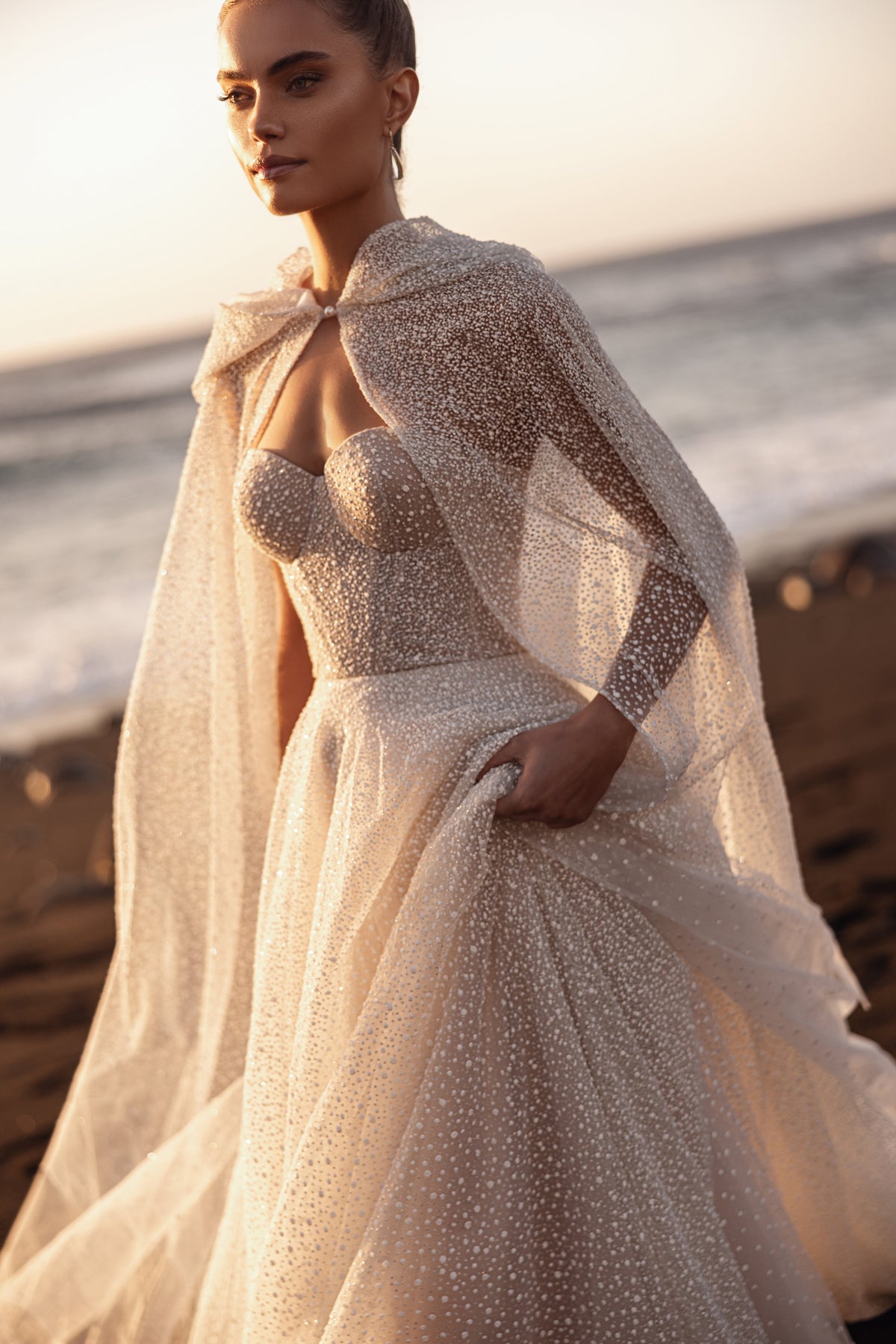 Robe de mariée Amira, avec un corset à décolleté cœur qui dégage les épaules et les clavicules.
