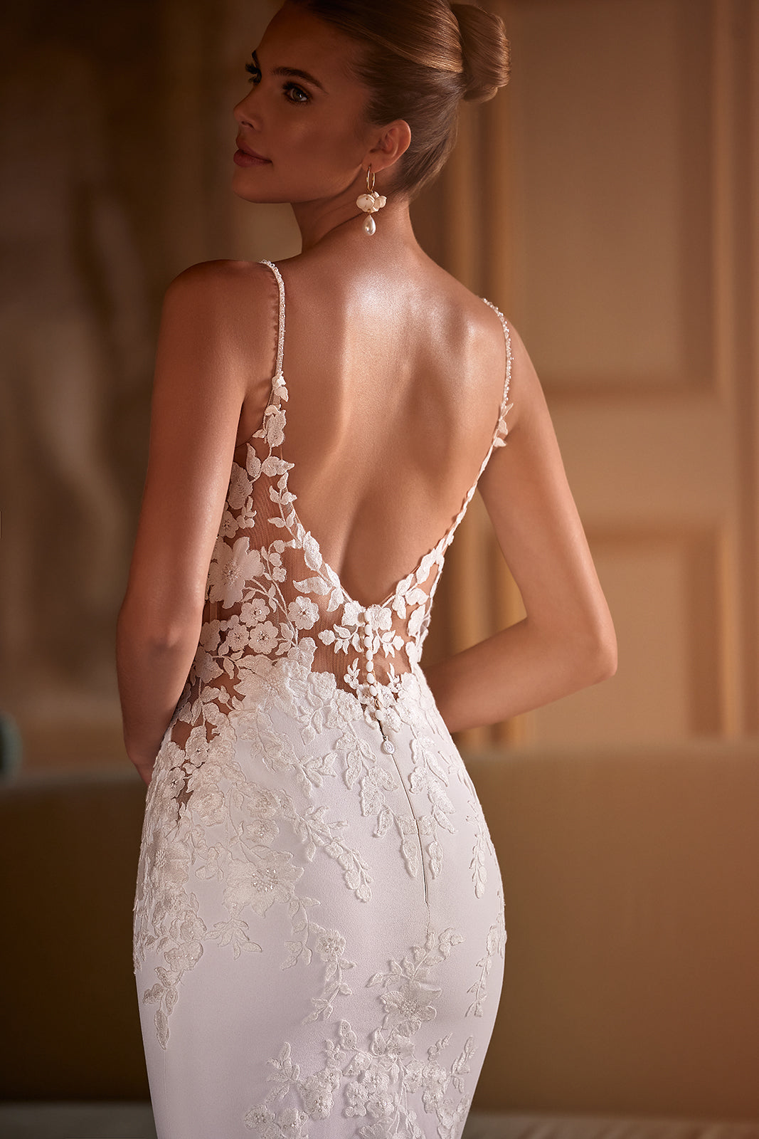 Robe de mariée sirène Apolonia, jupe unie et traîne, DAMA Couture — vue de dos.