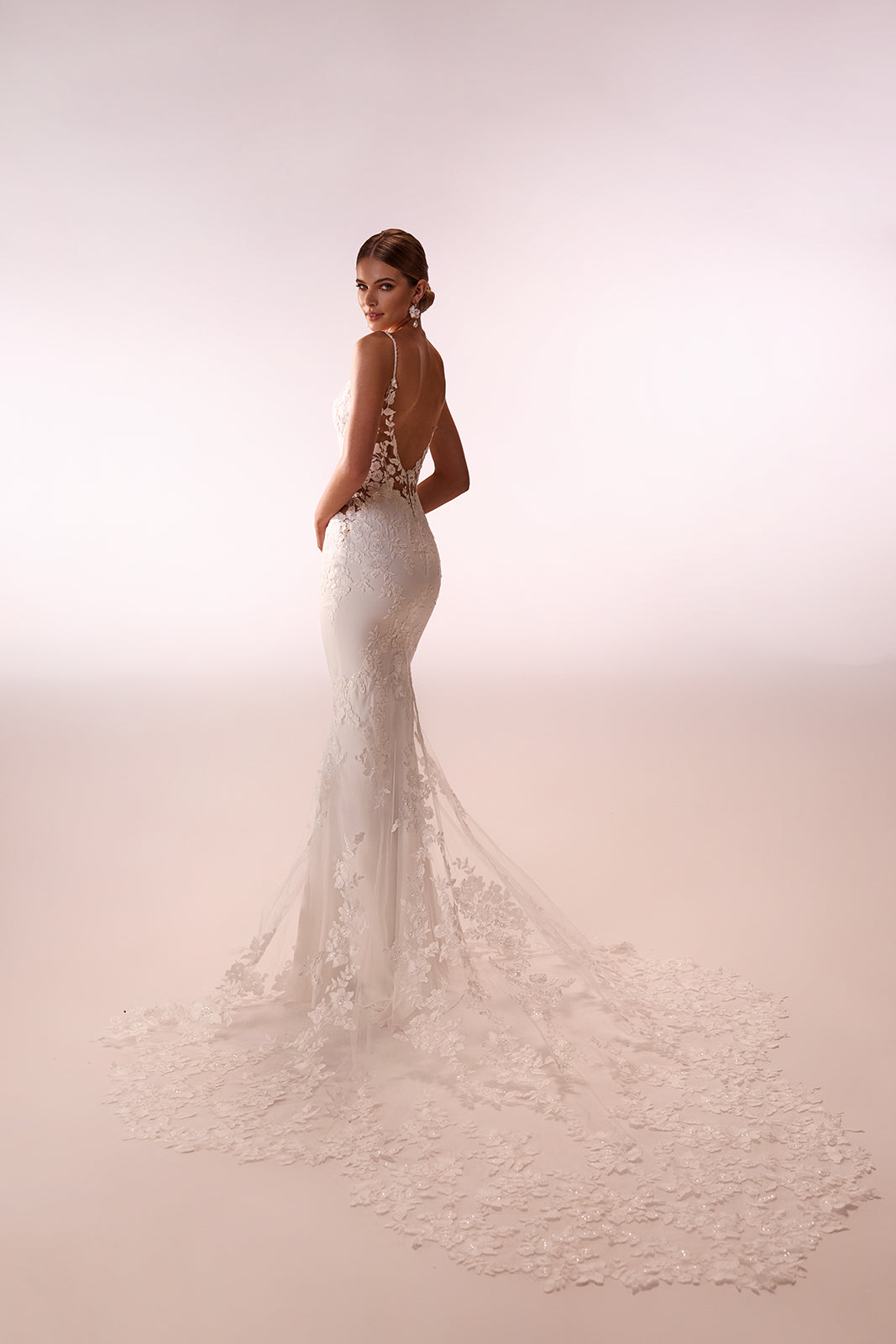 Robe de mariée sirène Apolonia, jupe unie et traîne, DAMA Couture — vue de dos en studio.
