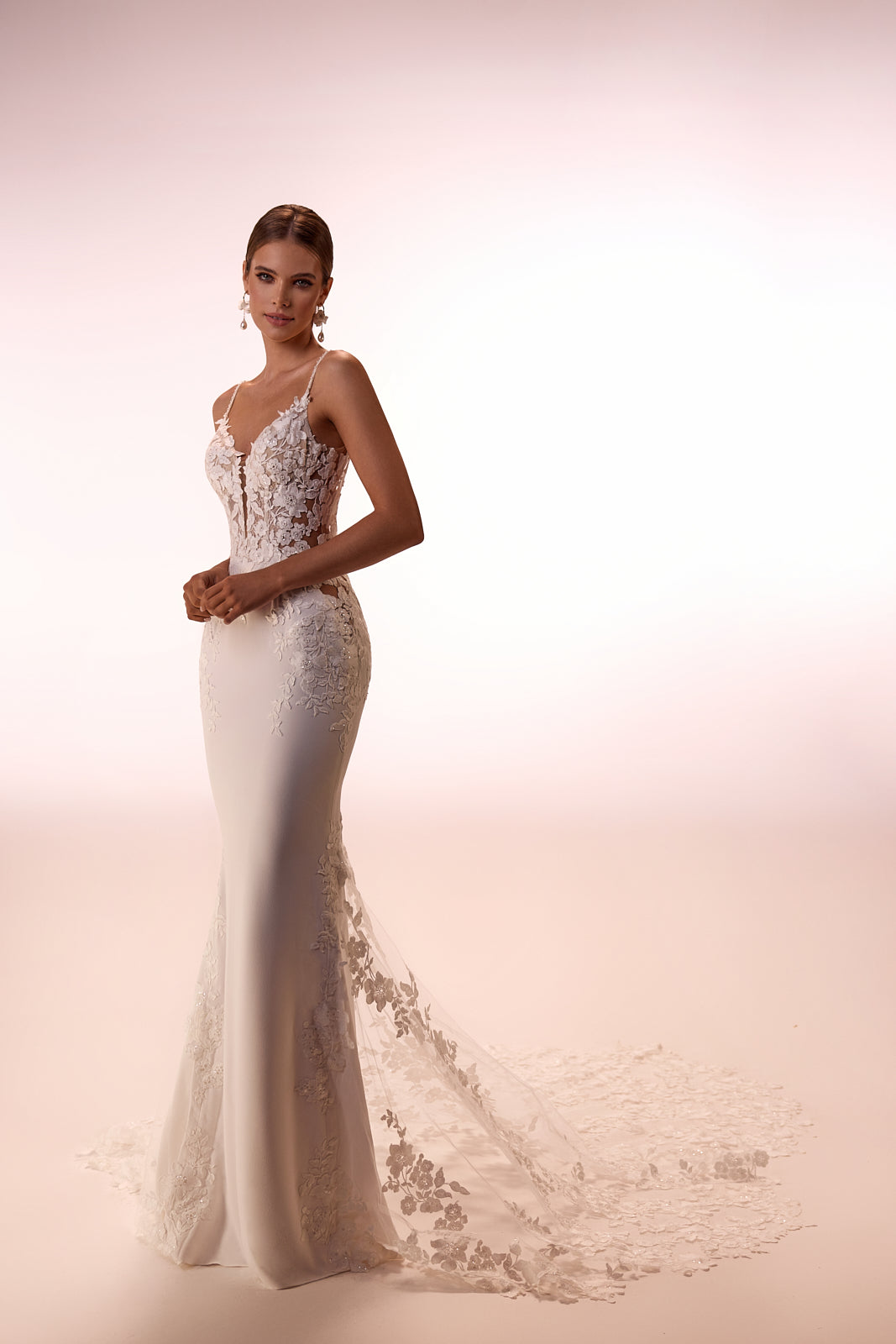 Robe de mariée sirène Apolonia, jupe unie et traîne, DAMA Couture — vue de face en studio.