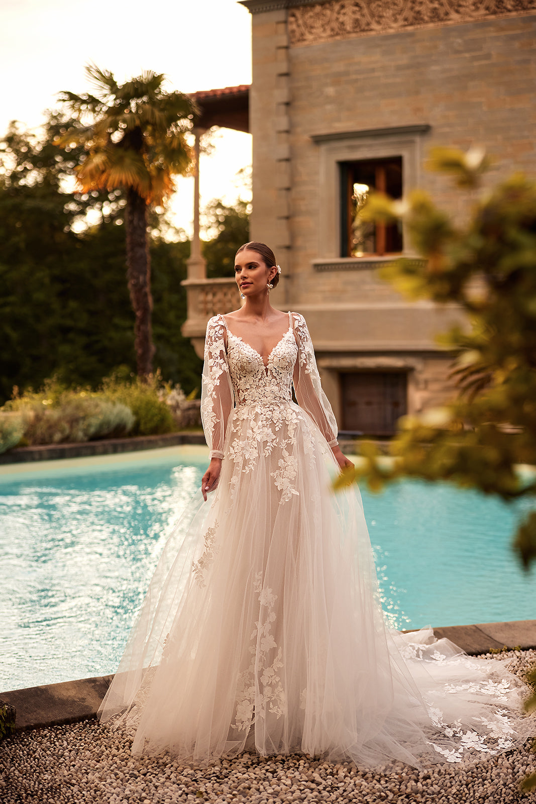 Robe de mariée princesse Ariana à manches amovibles, DAMA Couture — vue en pied.