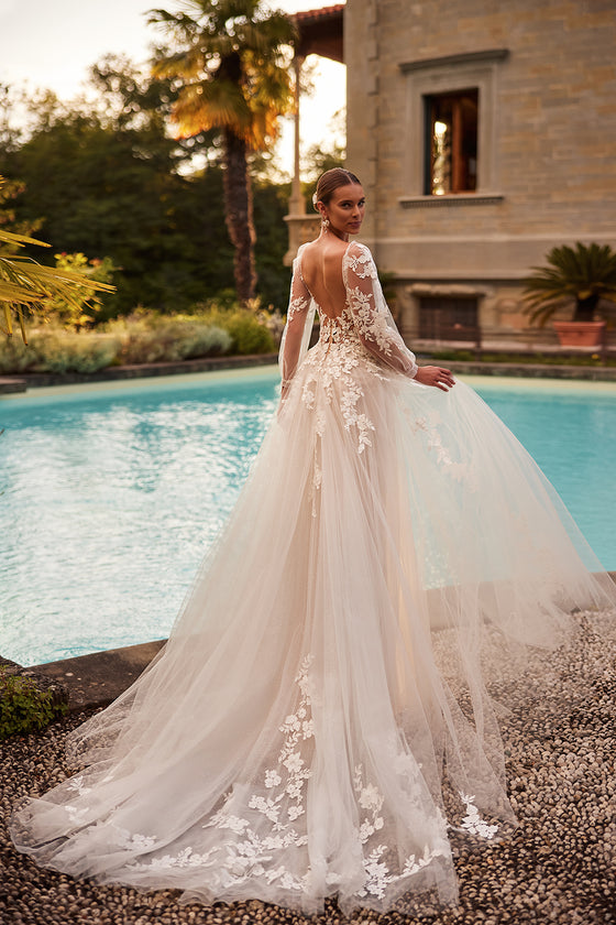 Robe de mariée princesse Ariana à manches amovibles, DAMA Couture — vue de dos.