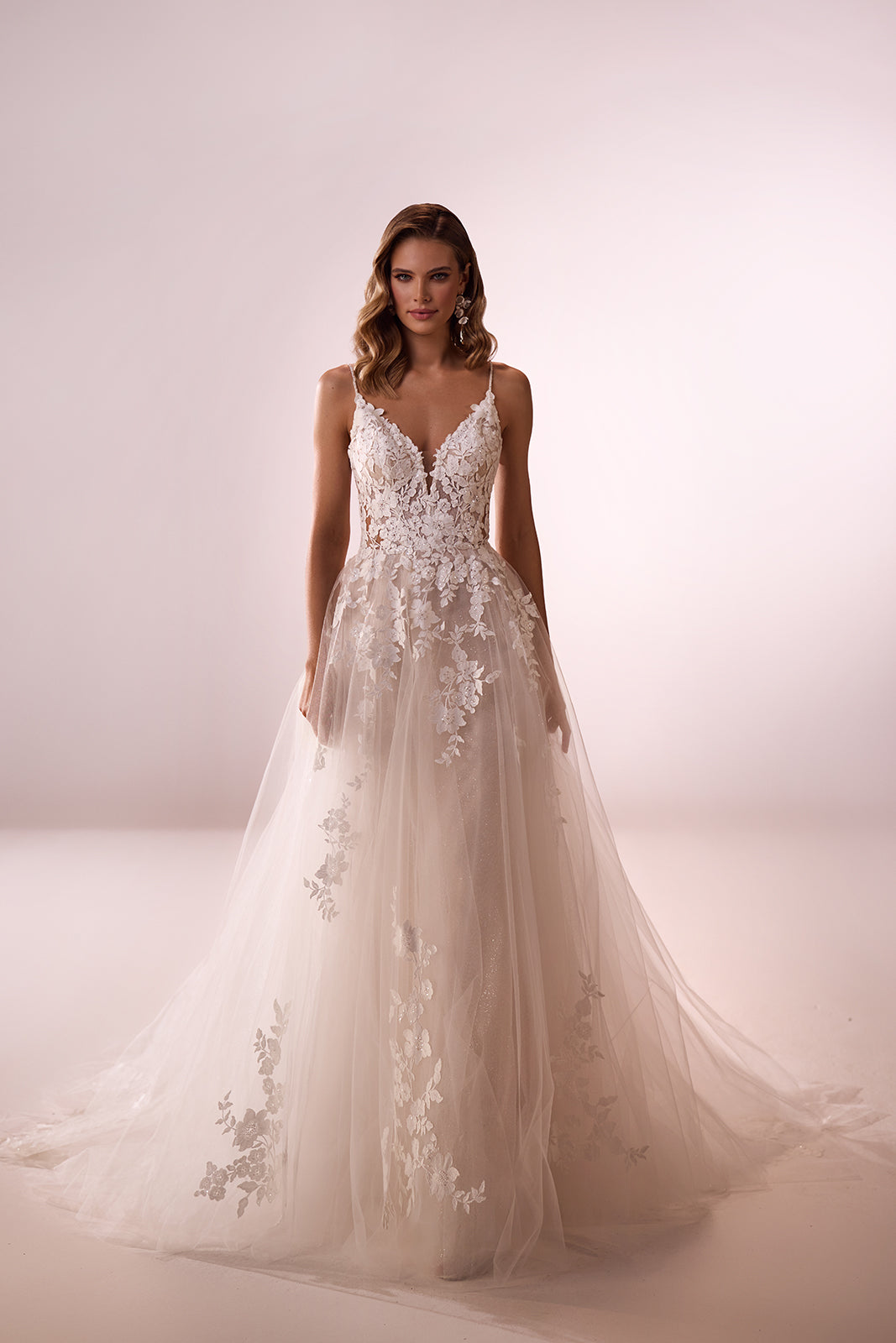 Robe de mariée princesse Ariana à manches amovibles, DAMA Couture — photo en studio.