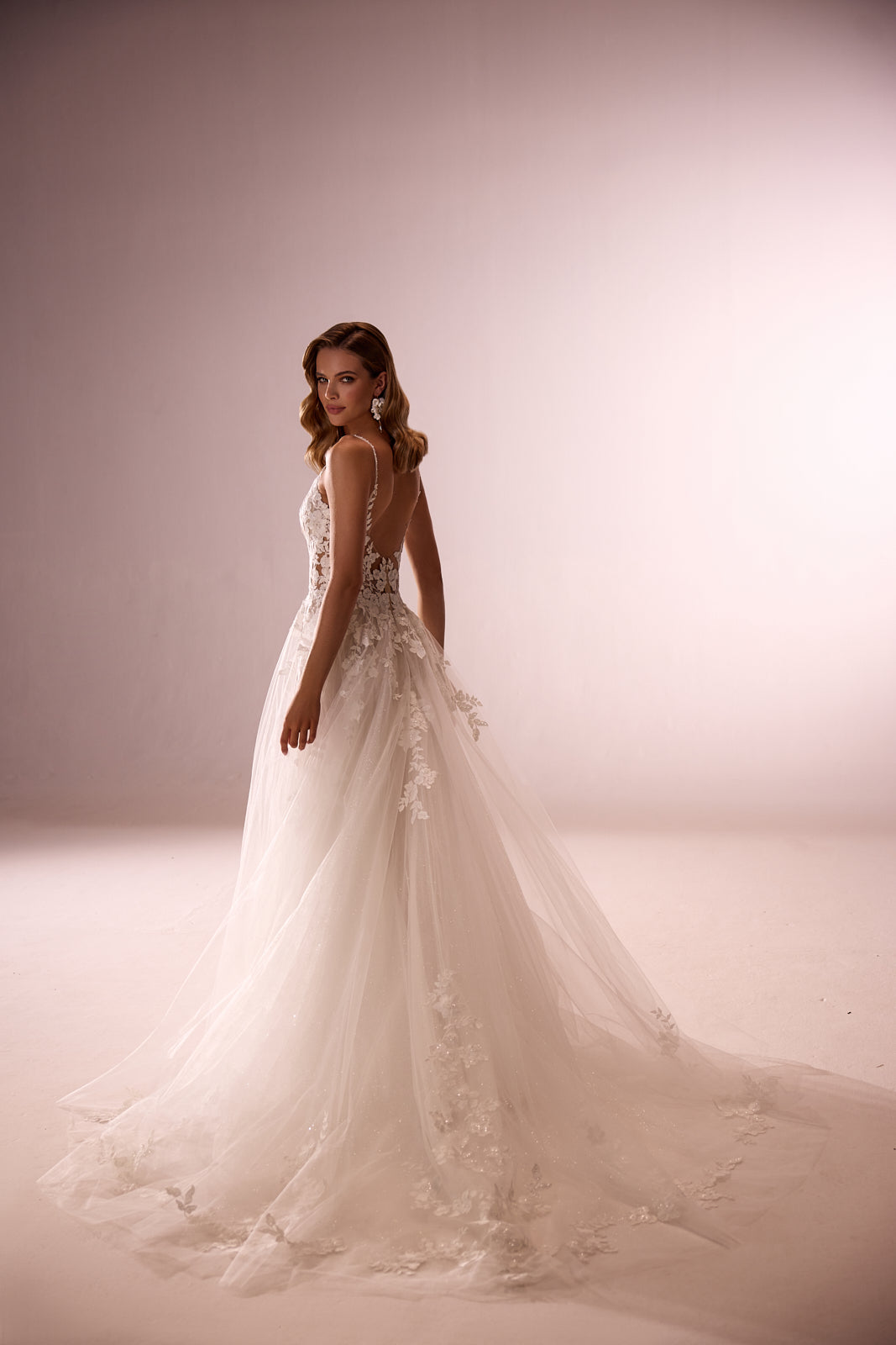 Robe de mariée princesse Ariana à manches amovibles, DAMA Couture — vue de dos en studio.