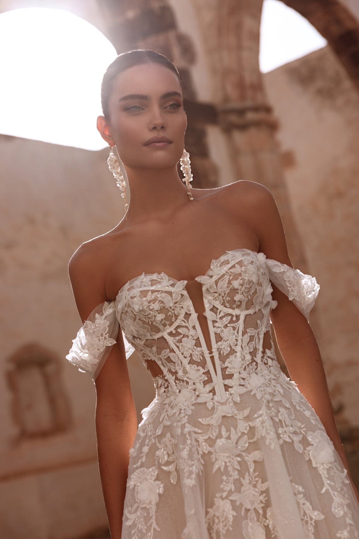 Gros plan sur le corset Ariella et ses motifs de dentelle florale appliqués.
