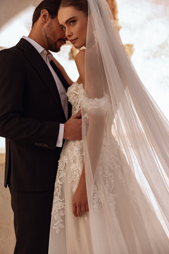 Long voile de mariée Ariella, en dentelle et tulle souple.