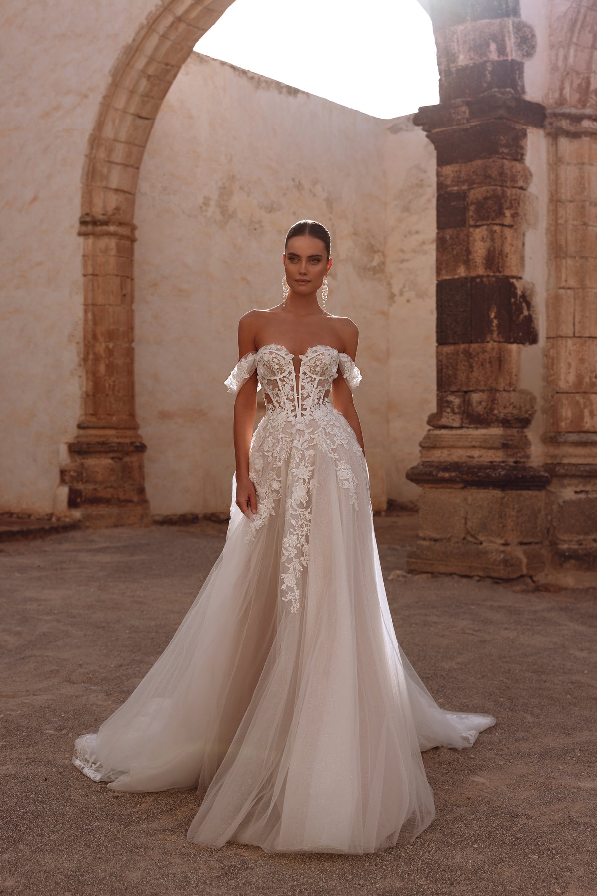 Robe de mariée Ariella, avec un corset à baleines apparentes et des appliqués de dentelle florale.