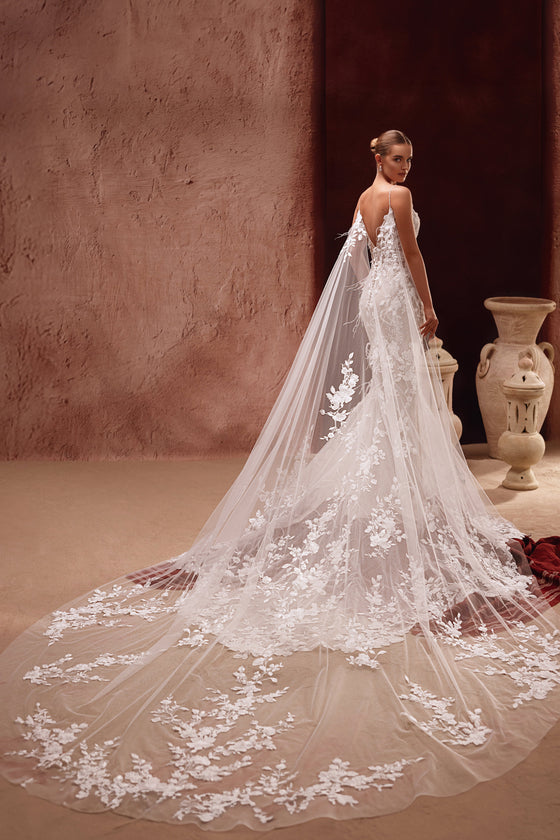 Cape de mariée Aspasia en tulle souple, avec des appliqués floraux en relief.