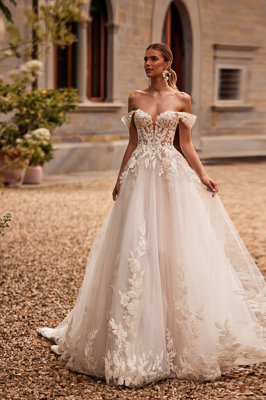 Robe de mariée princesse Aurora à manches tombantes, DAMA Couture — photo principale.