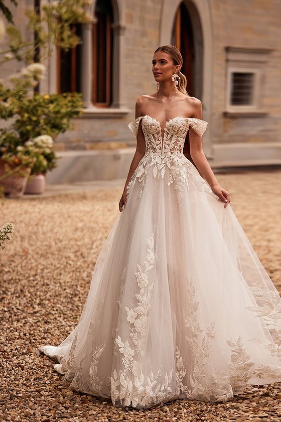 Robe de mariée princesse Aurora à manches tombantes, DAMA Couture — photo principale.
