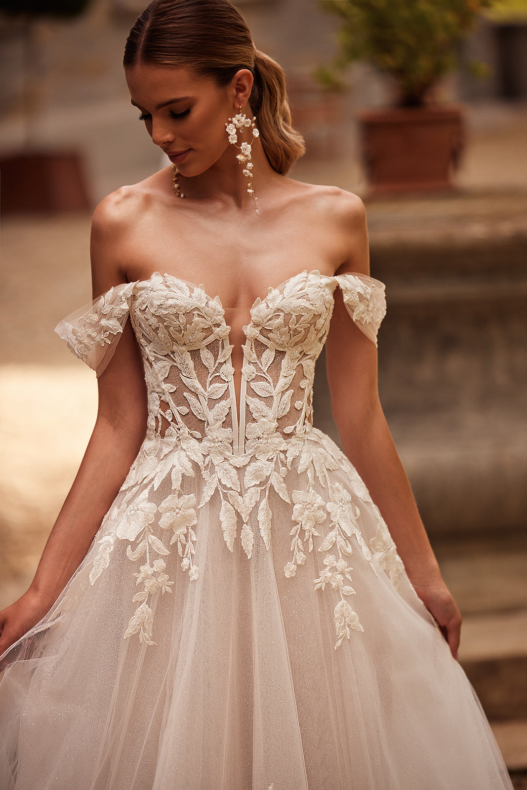 Robe de mariée princesse Aurora à manches tombantes, DAMA Couture — gros plan.