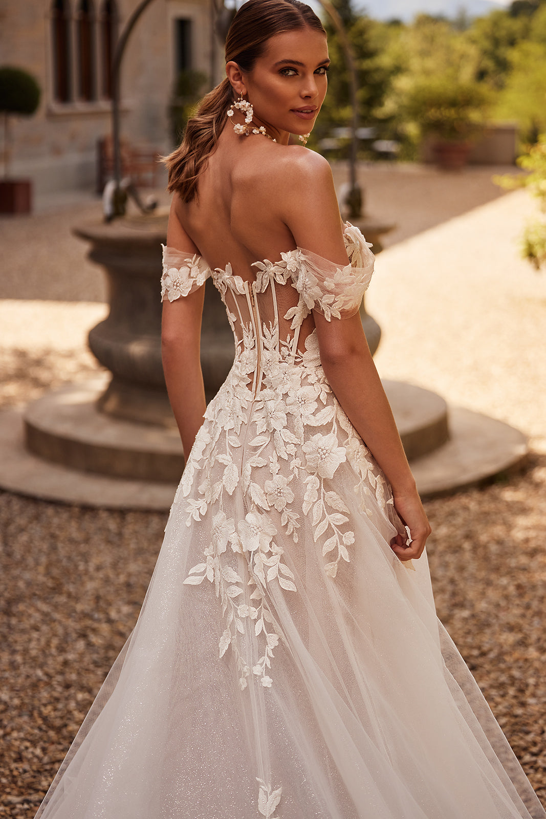 Robe de mariée princesse Aurora à manches tombantes, DAMA Couture — vue de dos.