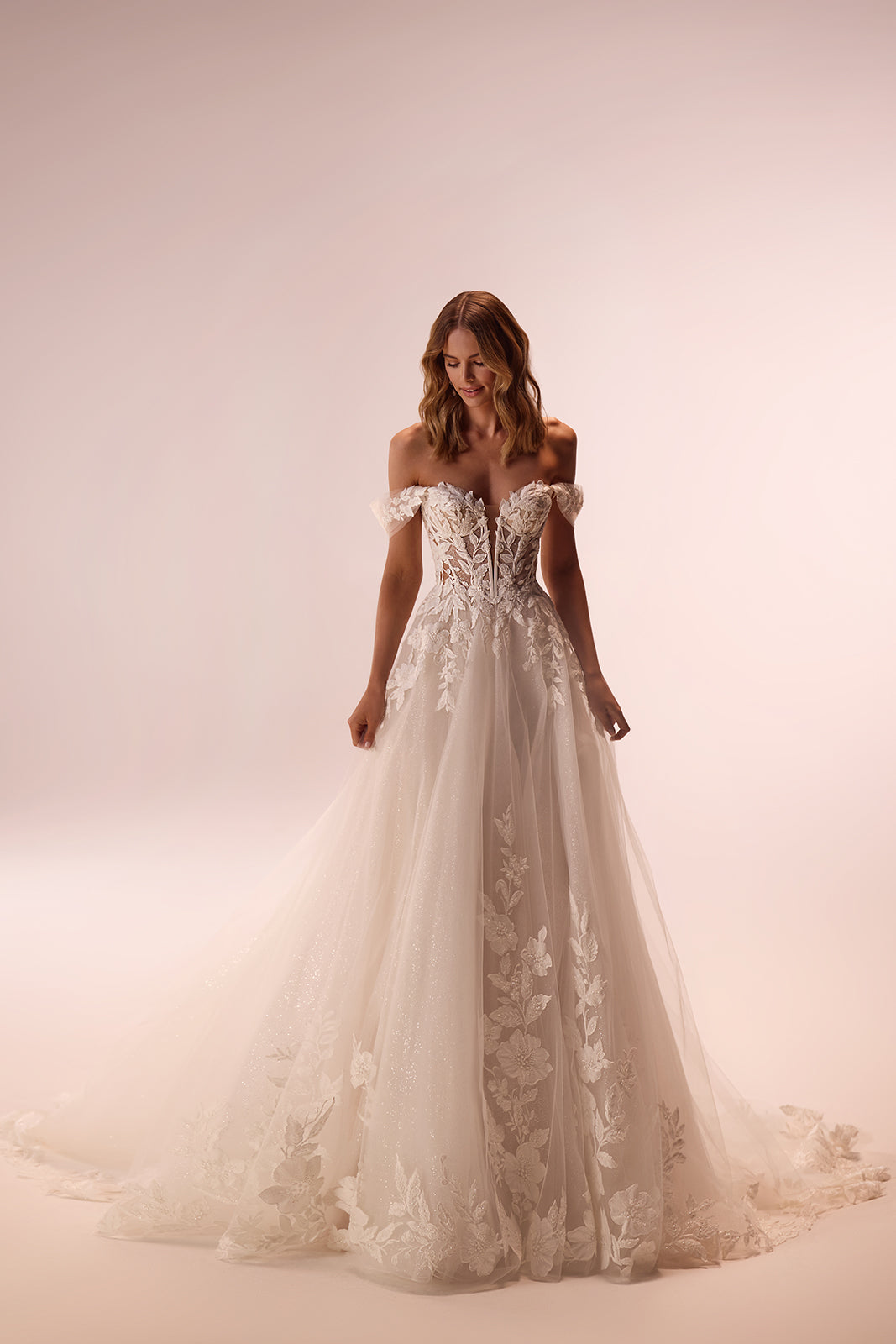 Robe de mariée princesse Aurora à manches tombantes, DAMA Couture — photo en studio.