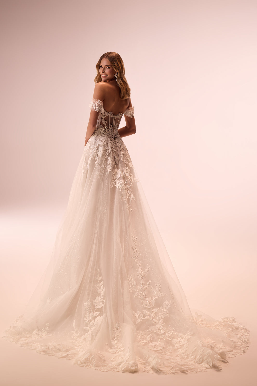Robe de mariée princesse Aurora à manches tombantes, DAMA Couture — vue de dos en studio.