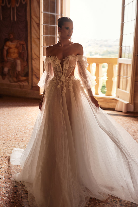 Robe de mariée princesse Avalon à manches tombantes, DAMA Couture — photo principale.