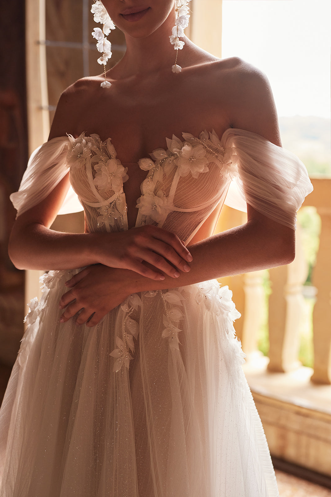 Robe de mariée princesse Avalon à manches tombantes, DAMA Couture — gros plan.