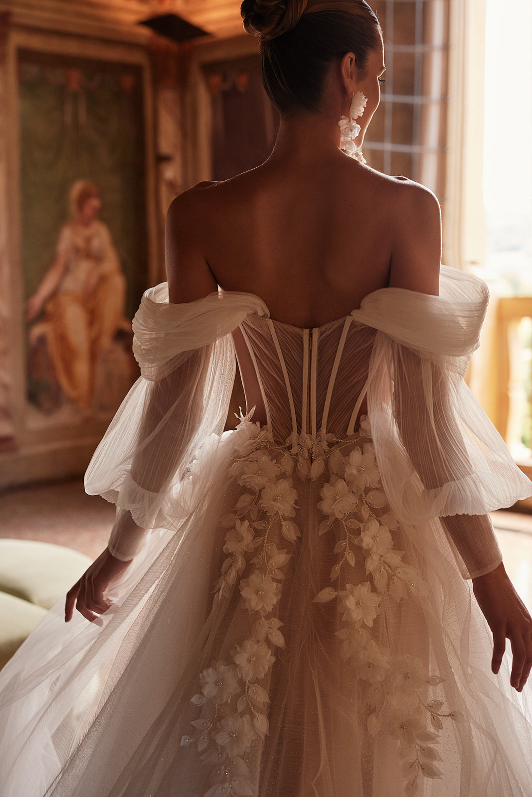 Robe de mariée princesse Avalon à manches tombantes, DAMA Couture — vue de dos.