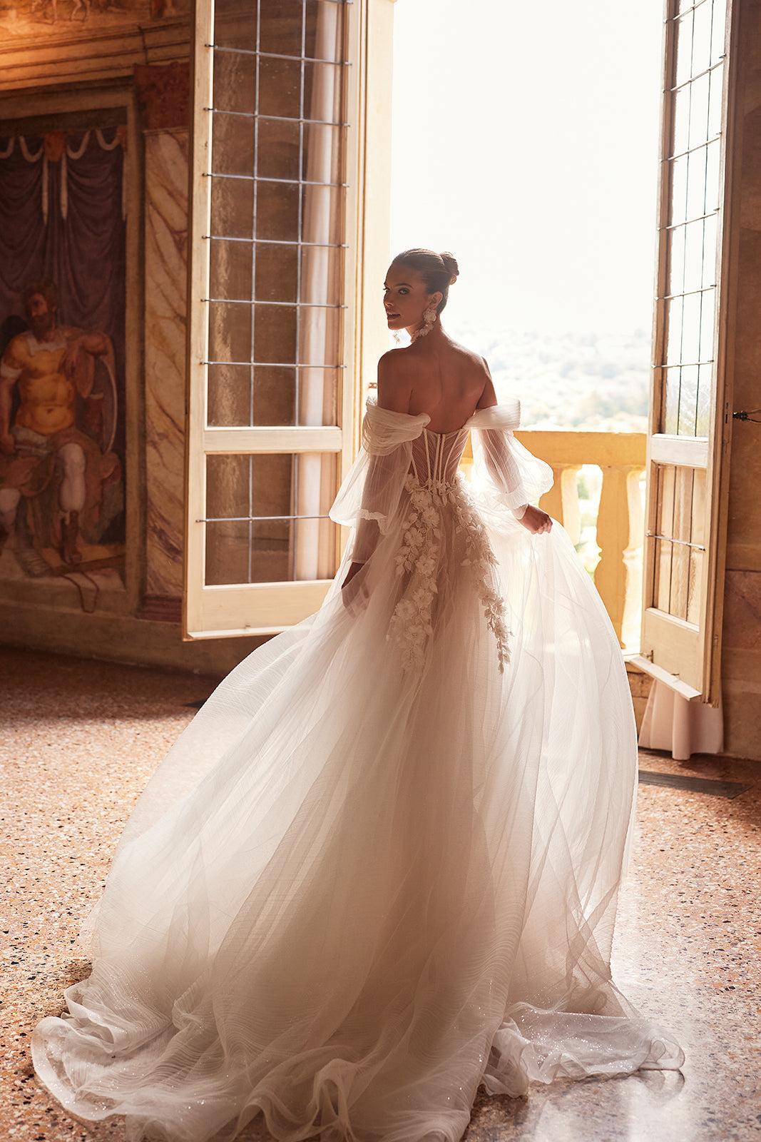 Robe de mariée princesse Avalon à manches tombantes, DAMA Couture — photo de campagne.