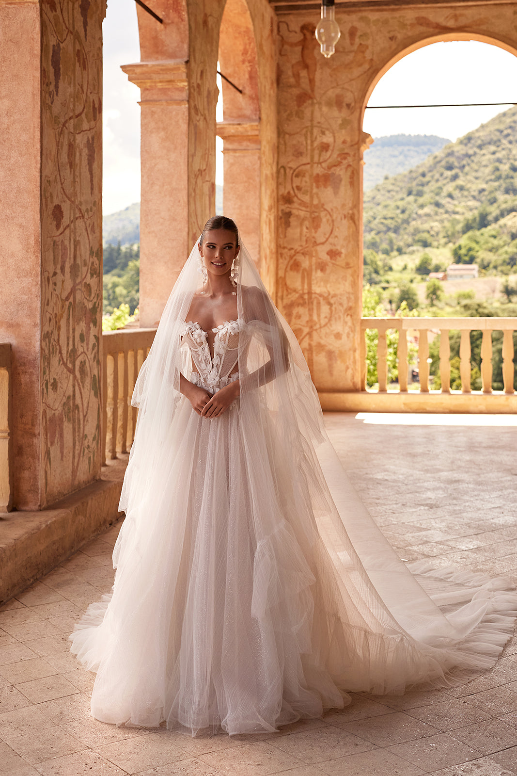 Robe de mariée princesse Avalon à manches tombantes, DAMA Couture — photo avec le voile.