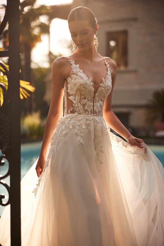 Robe de mariée princesse Beatrix avec dentelle, DAMA Couture — gros plan.