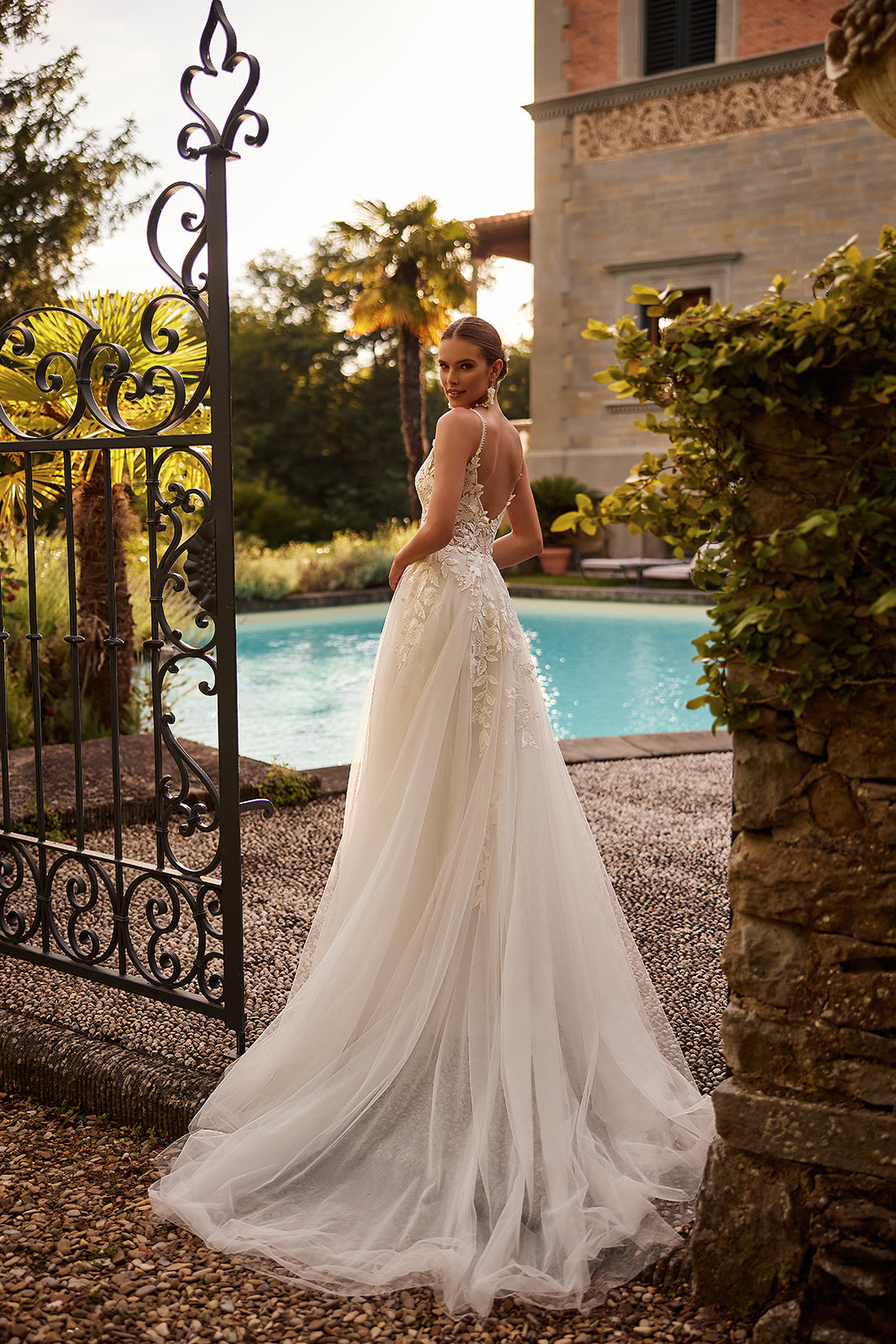 Robe de mariée princesse Beatrix avec dentelle, DAMA Couture — vue de dos.