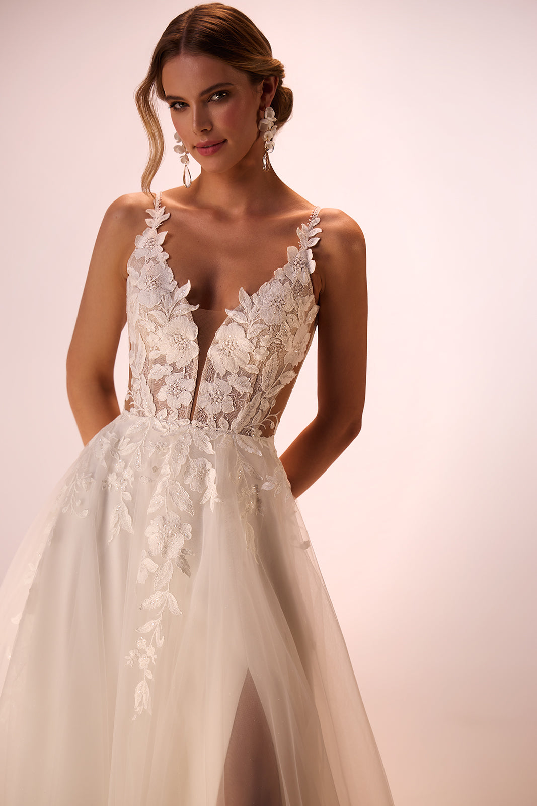 Robe de mariée princesse Beatrix avec dentelle, DAMA Couture — photo en studio.