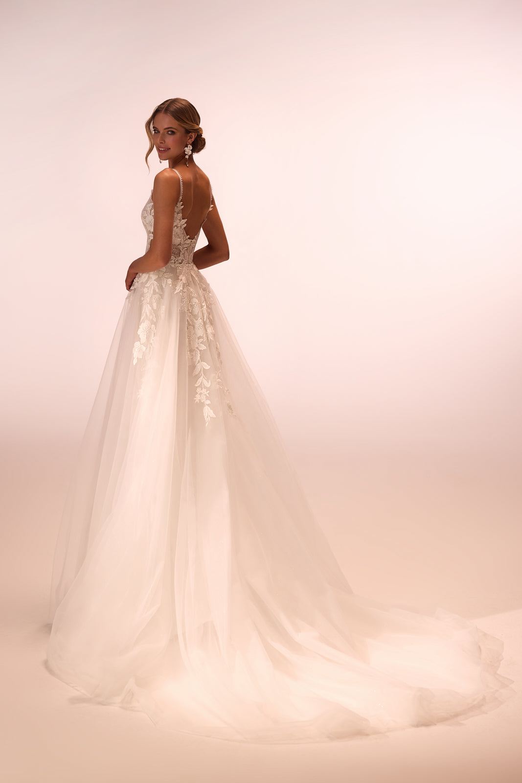 Robe de mariée princesse Beatrix avec dentelle, DAMA Couture — vue de dos en studio.