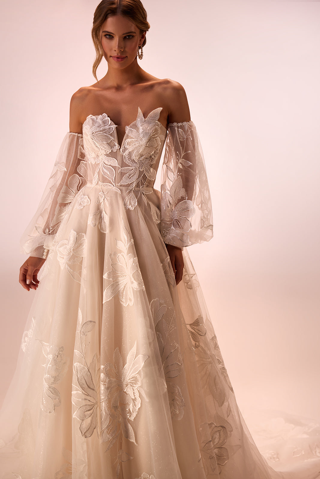 Robe de mariée contemporaine Caesaria avec dentelle, DAMA Couture — photo principale.