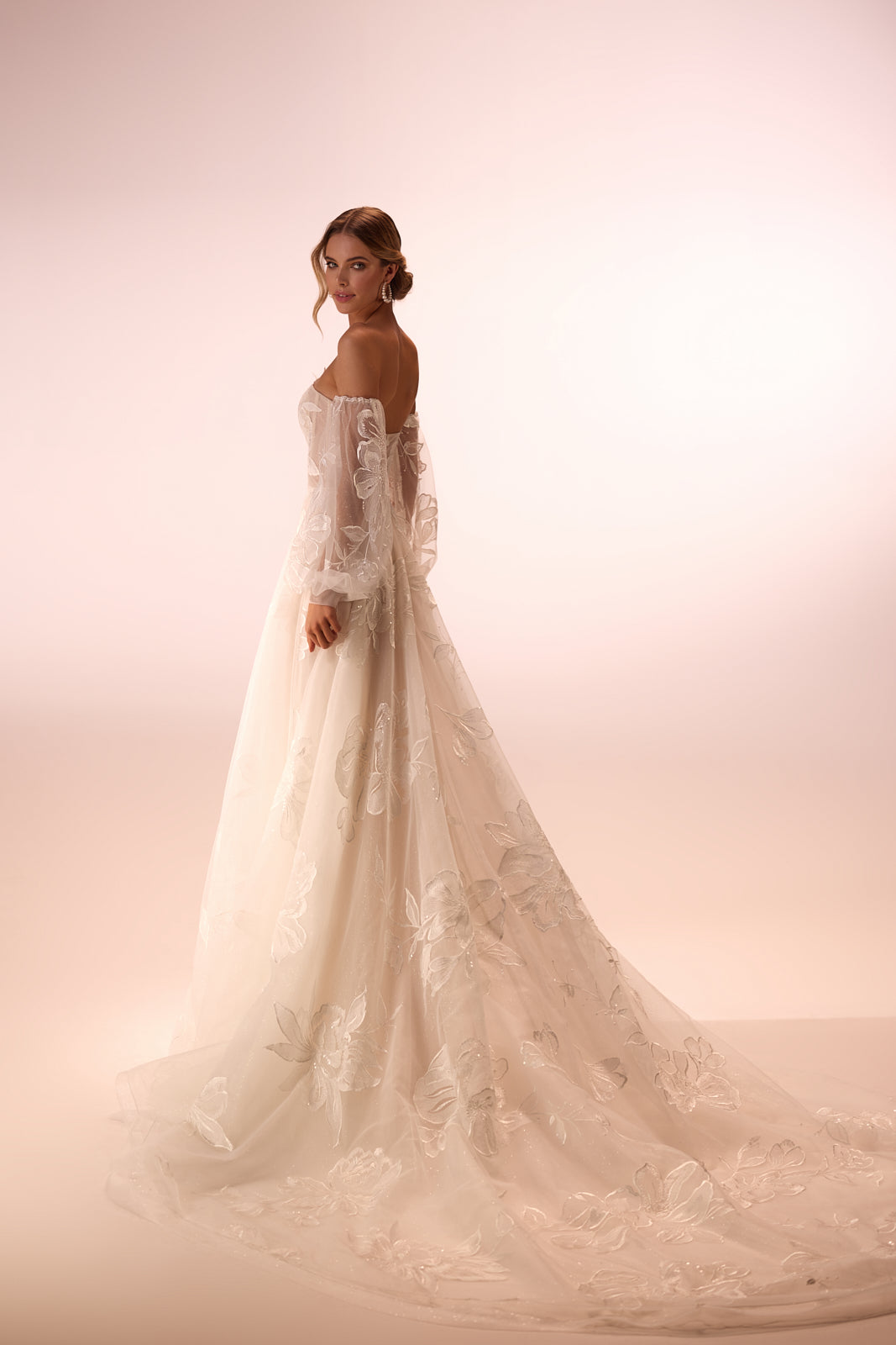 Robe de mariée contemporaine Caesaria avec dentelle, DAMA Couture — vue de dos.