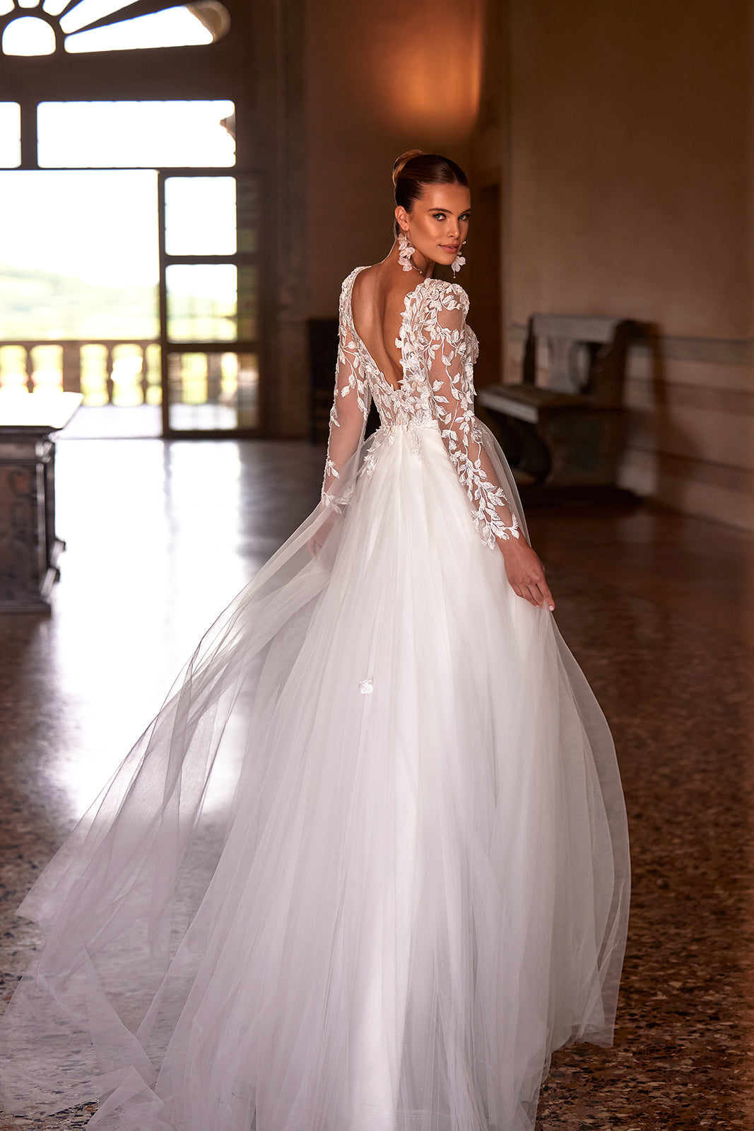 Robe de mariée Calista Cristal en dentelle à manches longues, DAMA Couture — vue de dos.