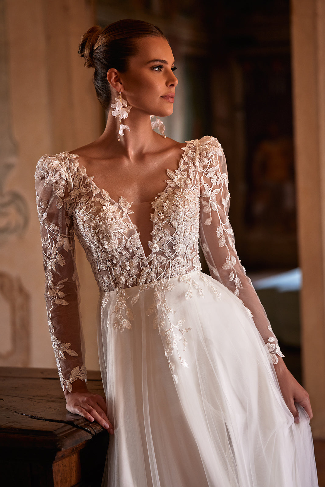 Robe de mariée Calista Cristal en dentelle à manches longues, DAMA Couture — gros plan.
