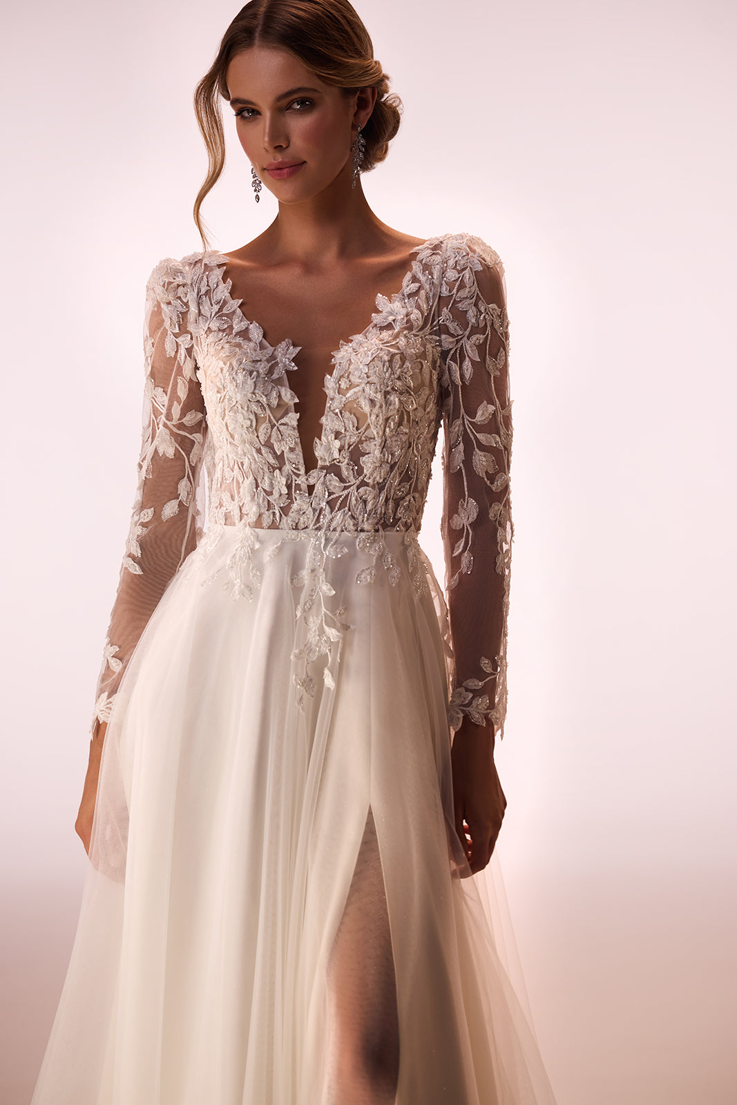 Robe de mariée Calista Cristal en dentelle à manches longues, DAMA Couture — vue de face en studio.