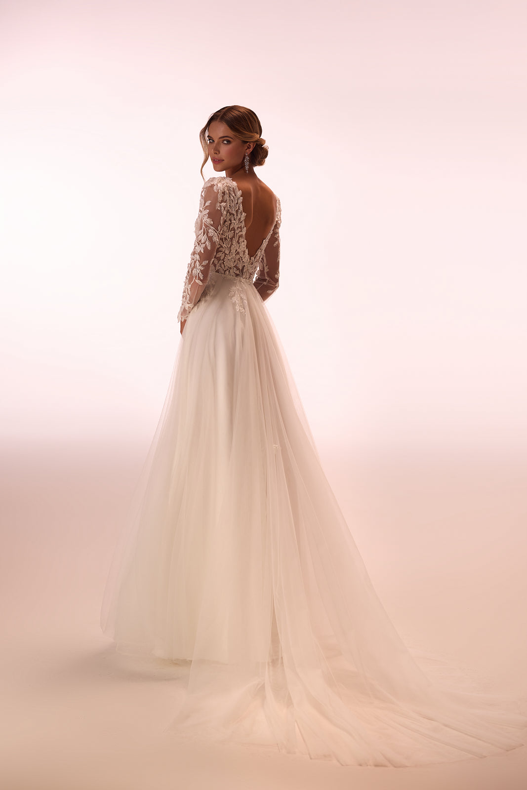 Robe de mariée Calista Cristal en dentelle à manches longues, DAMA Couture — photo en studio.