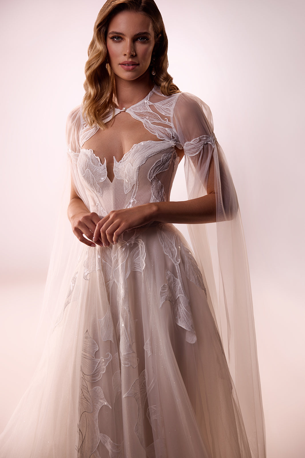 Robe de mariée Calla, esprit bohème contemporain, avec boléro en dentelle, DAMA Couture — photo principale.