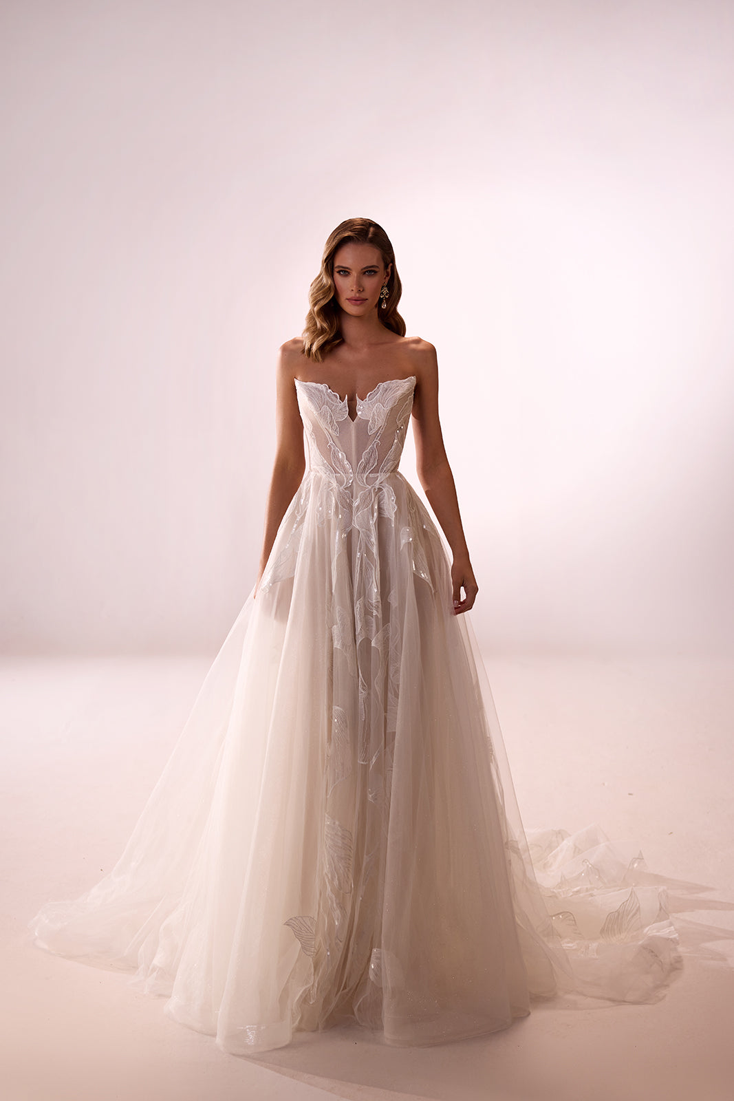 Robe de mariée Calla, esprit bohème contemporain, avec boléro en dentelle, DAMA Couture — photo en studio.