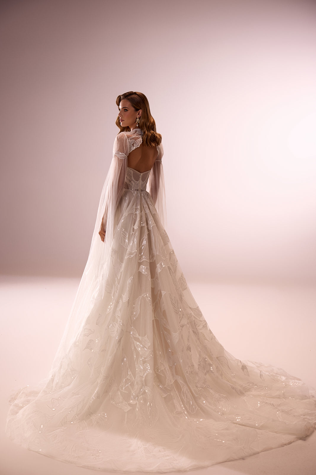 Robe de mariée Calla, esprit bohème contemporain, avec boléro en dentelle, DAMA Couture — vue de dos en studio.