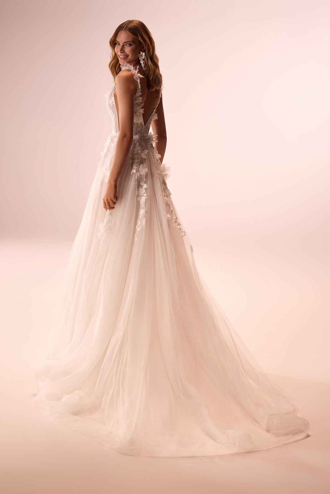 Robe de mariée romantique Calypso, DAMA Couture — vue de dos en studio.