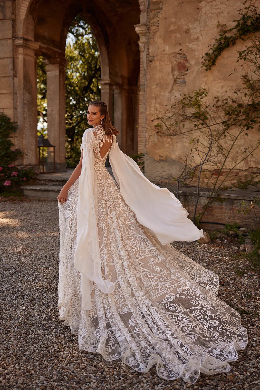 Robe de mariée bohème Cassidy à manches, pour un mariage loin de chez soi, DAMA Couture — photo principale.