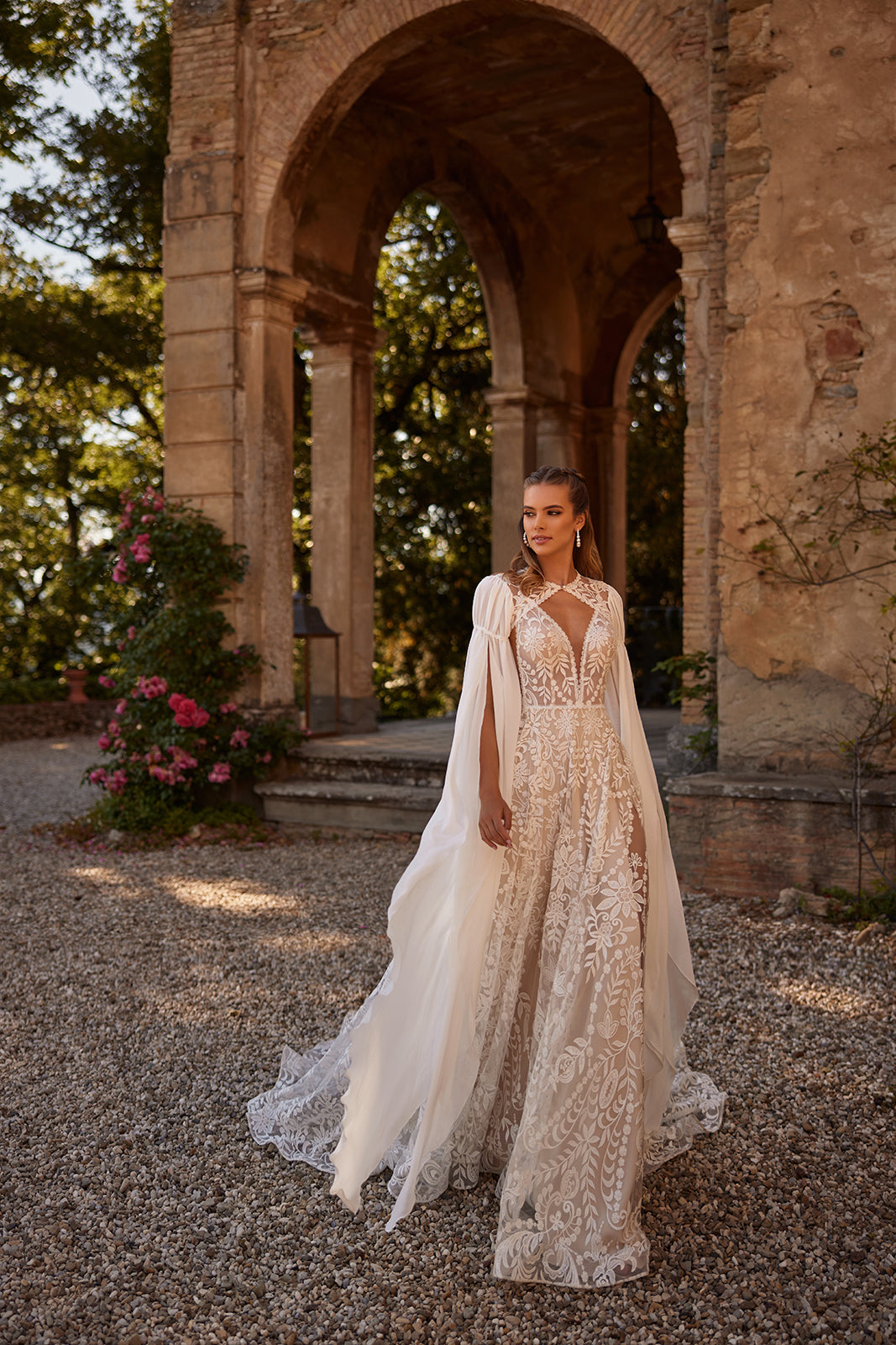 Robe de mariée bohème Cassidy à manches, pour un mariage loin de chez soi, DAMA Couture — vue de face.